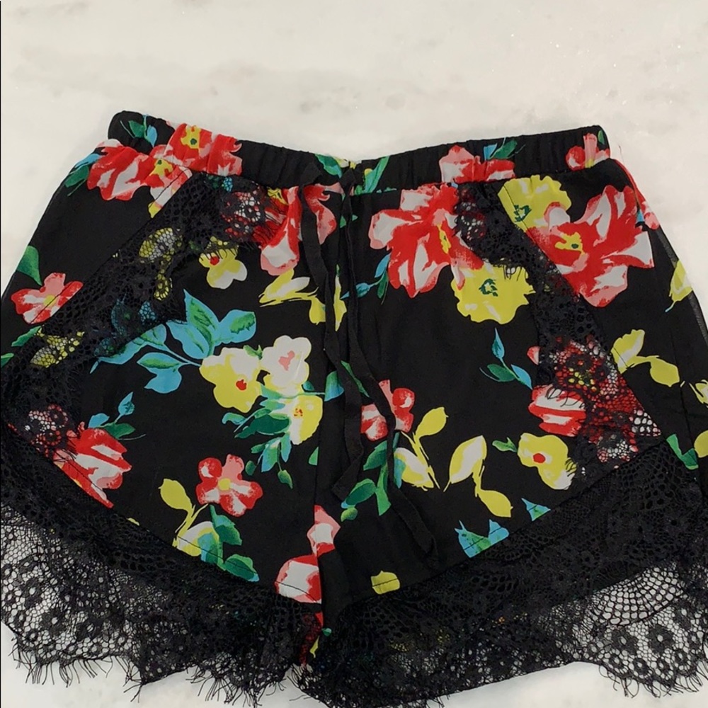 MITTOSHOP black shorts with lace and floral